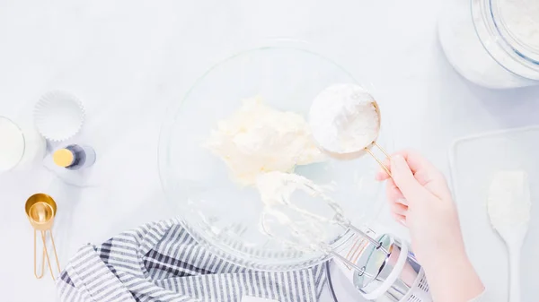 Steg För Steg Blanda Buttercream Frosting För Vanilj Muffins — Stockfoto