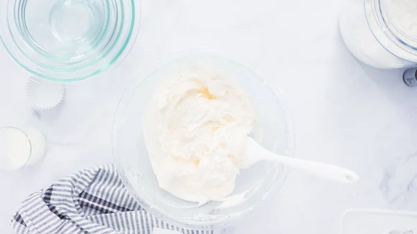 Steg För Steg Blanda Buttercream Frosting För Vanilj Muffins — Stockfoto