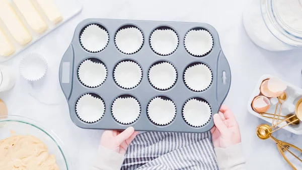 Adım adım. Metal cupcake tavada vanilyalı kek pişirme.