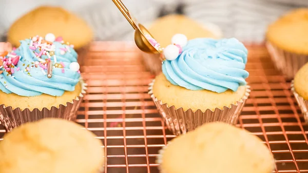 Steg För Steg Decorating Unicorn Tema Vanilj Muffins Med Rainbow — Stockfoto