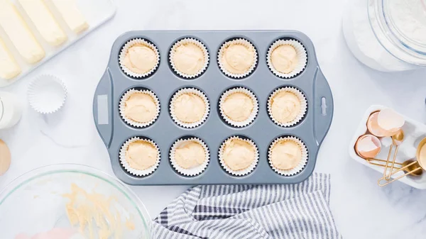 Adım adım. Metal cupcake tavada vanilyalı kek pişirme.