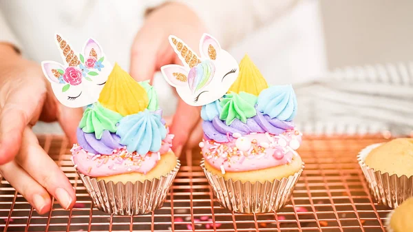 Adım adım. Tek boynuzlu at temalı vanilyalı kek gökkuşağı buttercream frosting ile dekorasyon.