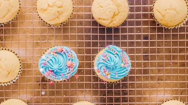 Adım adım. Tek boynuzlu at temalı vanilyalı kek gökkuşağı buttercream frosting ile dekorasyon.