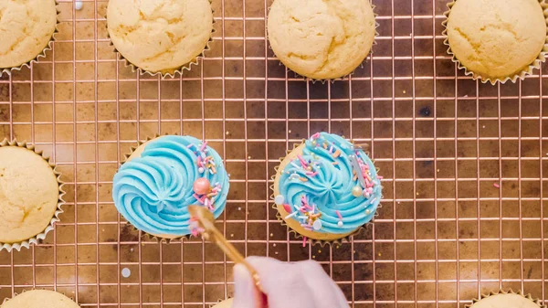 Lépésről Lépésre Díszítő Egyszarvú Témájú Vanília Cupcakes Szivárvány Vajkrém Fagyosan — Stock Fotó