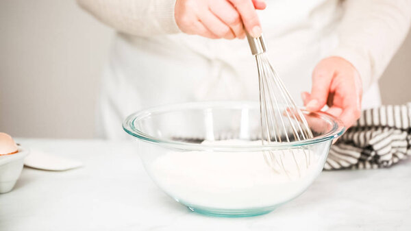 Шаг за шагом. Смешивание ингредиентов для ванильных кексов
.