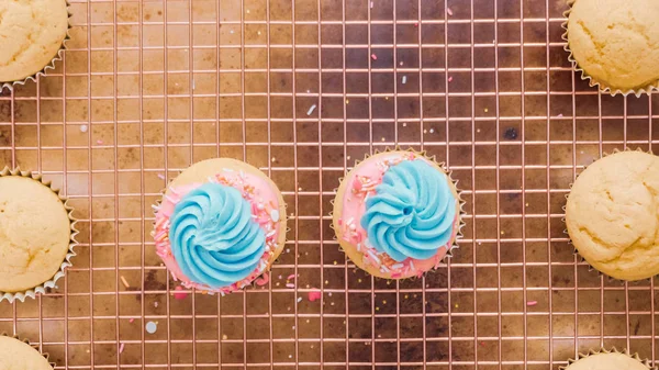 Adım adım. Tek boynuzlu at temalı vanilyalı kek gökkuşağı buttercream frosting ile dekorasyon.