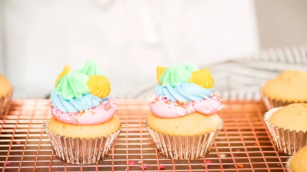 Pas Pas Décorer Des Cupcakes Vanille Thème Licorne Avec Glaçage — Photo