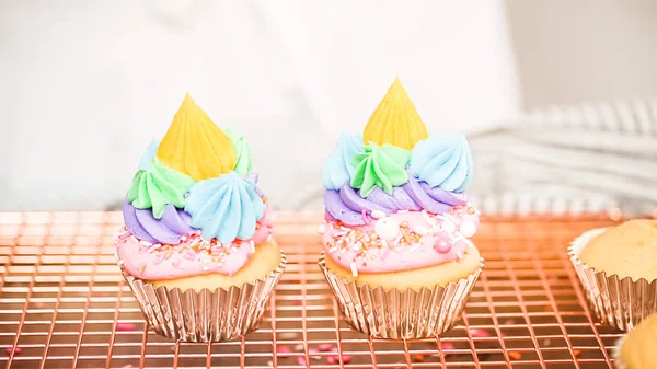 Adım adım. Tek boynuzlu at temalı vanilyalı kek gökkuşağı buttercream frosting ile dekorasyon.