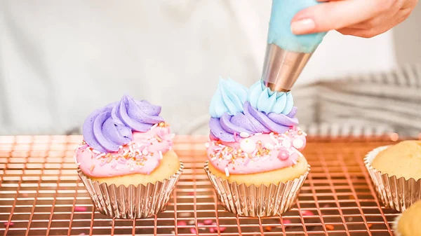 Adım adım. Tek boynuzlu at temalı vanilyalı kek gökkuşağı buttercream frosting ile dekorasyon.