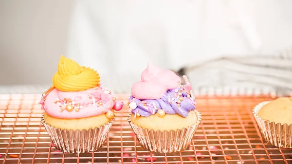 Adım adım. Tek boynuzlu at temalı vanilyalı kek gökkuşağı buttercream frosting ile dekorasyon.