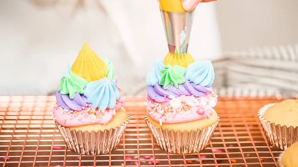 Adım adım. Tek boynuzlu at temalı vanilyalı kek gökkuşağı buttercream frosting ile dekorasyon.