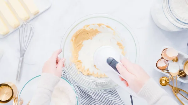 Stap Voor Stap Mengen Van Ingrediënten Voor Vanille Cupcakes — Stockfoto