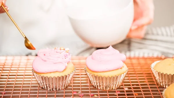 Adım adım. Tek boynuzlu at temalı vanilyalı kek gökkuşağı buttercream frosting ile dekorasyon.
