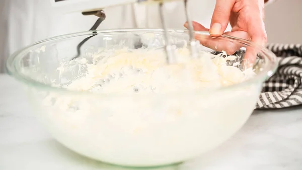 Steg För Steg Blanda Buttercream Frosting För Vanilj Muffins — Stockfoto