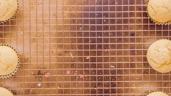 Adım adım. Tek boynuzlu at temalı vanilyalı kek gökkuşağı buttercream frosting ile dekorasyon.