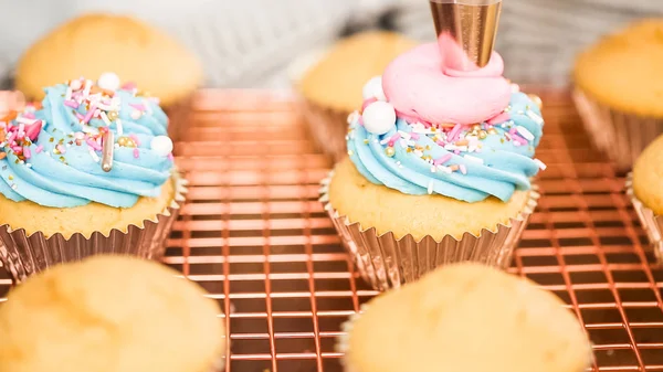 Pas Pas Décorer Des Cupcakes Vanille Thème Licorne Avec Glaçage — Photo