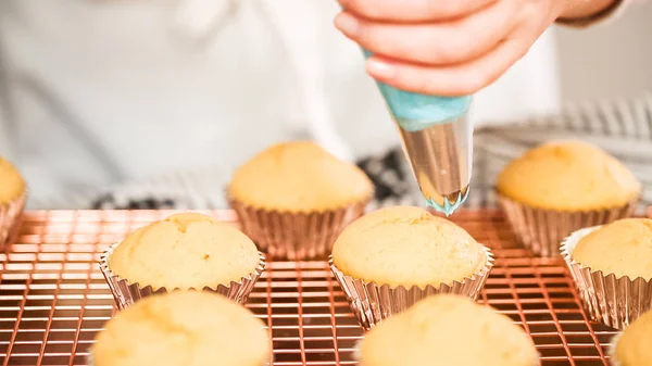 Krok Kroku Dekorowanie Jednorożca Tematyczne Cupcakes Waniliowe Rainbow Buttercream Lukier — Zdjęcie stockowe