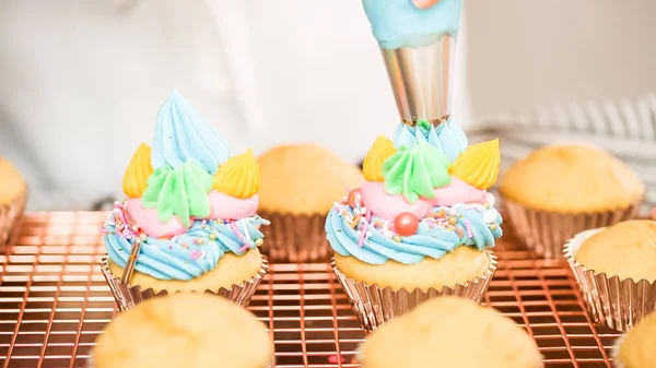 Paso Paso Decoración Cupcakes Vainilla Con Temática Unicornio Con Glaseado — Foto de Stock