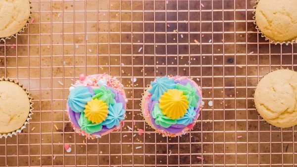 Adım adım. Tek boynuzlu at temalı vanilyalı kek gökkuşağı buttercream frosting ile dekorasyon.