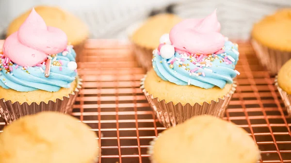 Steg För Steg Decorating Unicorn Tema Vanilj Muffins Med Rainbow — Stockfoto