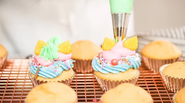 Adım adım. Tek boynuzlu at temalı vanilyalı kek gökkuşağı buttercream frosting ile dekorasyon.