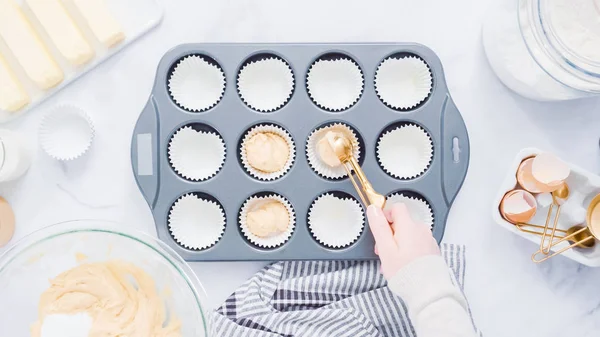 Steg För Steg Bakning Vanilj Muffins Metall Cupcake Pan — Stockfoto