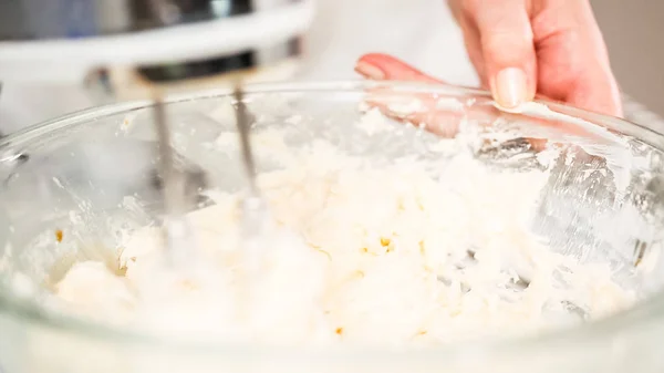 Schritt Für Schritt Mischen Von Buttercreme Zuckerguss Für Vanille Cupcakes — Stockfoto