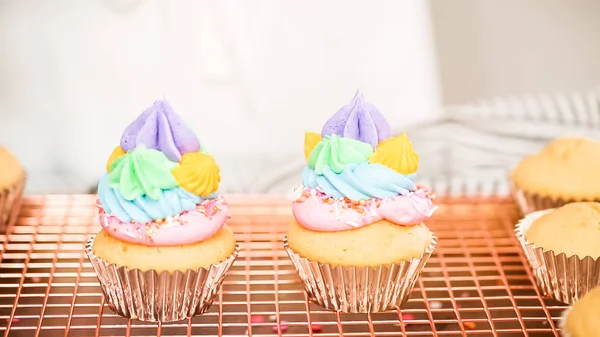 Adım adım. Tek boynuzlu at temalı vanilyalı kek gökkuşağı buttercream frosting ile dekorasyon.