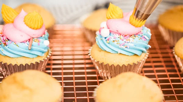 Paso Paso Decoración Cupcakes Vainilla Con Temática Unicornio Con Glaseado — Foto de Stock