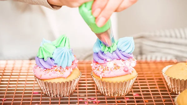 Adım adım. Tek boynuzlu at temalı vanilyalı kek gökkuşağı buttercream frosting ile dekorasyon.