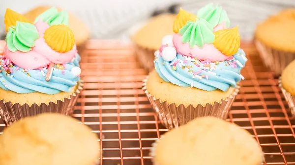 Paso Paso Decoración Cupcakes Vainilla Con Temática Unicornio Con Glaseado — Foto de Stock