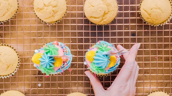Krok Krokem Dekorace Jednorožec Motivem Vanilkové Cupcakes Rainbow Buttercream Polevou — Stock fotografie