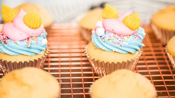 Passo Passo Decoração Cupcakes Baunilha Com Tema Unicórnio Com Cobertura — Fotografia de Stock