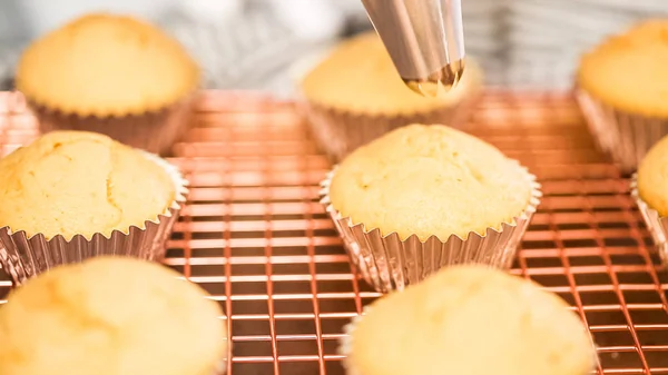 Krok Kroku Dekorowanie Jednorożca Tematyczne Cupcakes Waniliowe Rainbow Buttercream Lukier — Zdjęcie stockowe