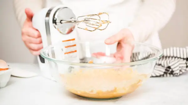 Steg För Steg Blanda Ingredienser För Vanilj Muffins — Stockfoto