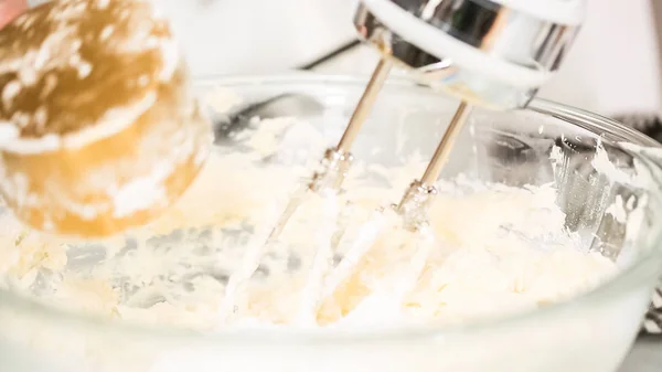 Schritt Für Schritt Mischen Von Buttercreme Zuckerguss Für Vanille Cupcakes — Stockfoto
