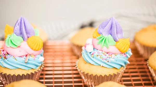 Passo Passo Decoração Cupcakes Baunilha Com Tema Unicórnio Com Cobertura — Fotografia de Stock