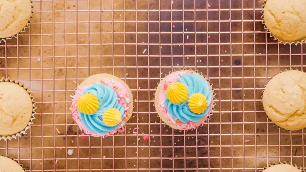 Adım adım. Tek boynuzlu at temalı vanilyalı kek gökkuşağı buttercream frosting ile dekorasyon.