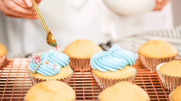 Adım adım. Tek boynuzlu at temalı vanilyalı kek gökkuşağı buttercream frosting ile dekorasyon.