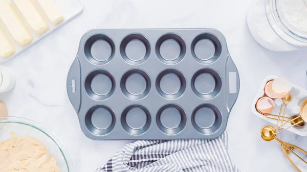 Steg För Steg Bakning Vanilj Muffins Metall Cupcake Pan — Stockfoto