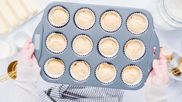 Adım adım. Metal cupcake tavada vanilyalı kek pişirme.