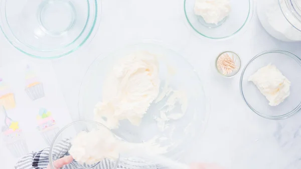 Passo Passo Mistura Cobertura Creme Manteiga Para Cupcakes Baunilha — Fotografia de Stock