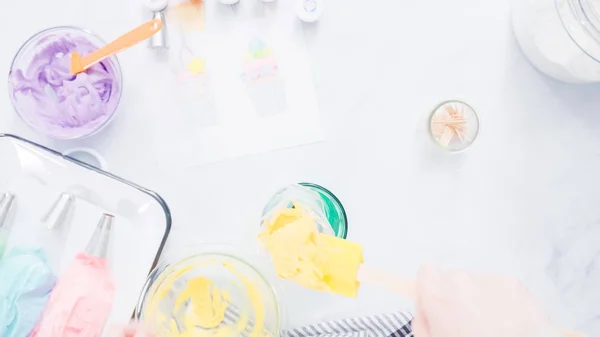 Schritt Für Schritt Vorbereitung Spritzbeutel Mit Bunten Buttercreme Zuckerguss Einhorn — Stockfoto