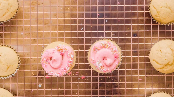 Adım adım. Tek boynuzlu at temalı vanilyalı kek gökkuşağı buttercream frosting ile dekorasyon.