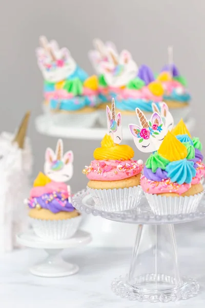 Jednorożec Babeczki Multicolor Buttercream Lukier Ciasto Stoi — Zdjęcie stockowe