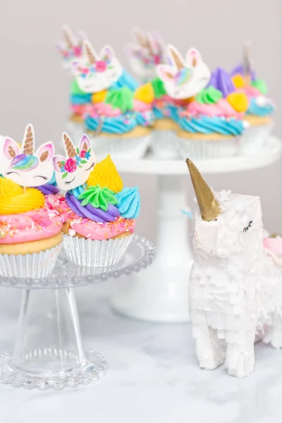 Μονόκερος Cupcakes Πολύχρωμη Buttercream Κερασάκι Στην Τούρτα Περίπτερα — Φωτογραφία Αρχείου