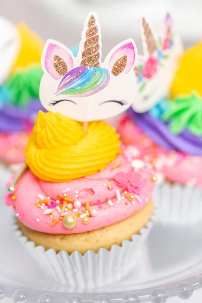 Einhorn Cupcakes Mit Buntem Buttercreme Sahnehäubchen Auf Kuchenständern — Stockfoto