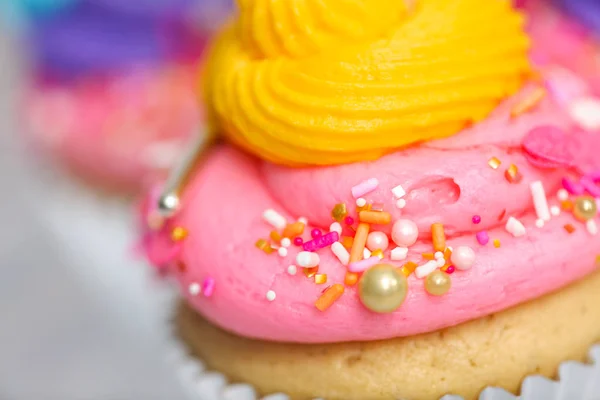 Egyszarvú Cupcakes Többszínű Vajkrém Jegesedés Közelről — Stock Fotó