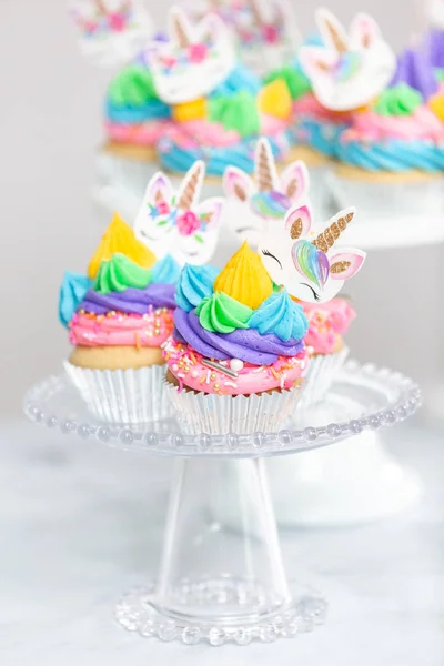 Einhorn Cupcakes Mit Buntem Buttercreme Sahnehäubchen Auf Kuchenständern — Stockfoto