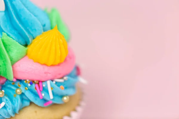 Fancy Jednorožec Cupcakes Vícebarevná Buttercream Poleva Jednorožec Košíček Cylindr Růžovém — Stock fotografie